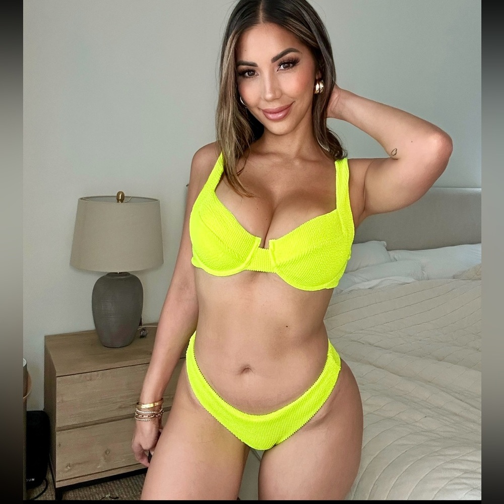 Medium top
Xs bottom. Padding included 

Vetchy Neon Yellow Textured Bikini Set
